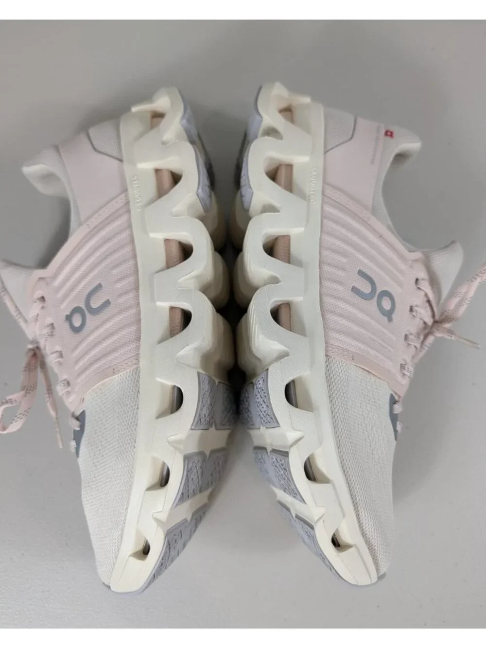 On Cloud swift shoes in ivory/pink color sneakers women's size 11